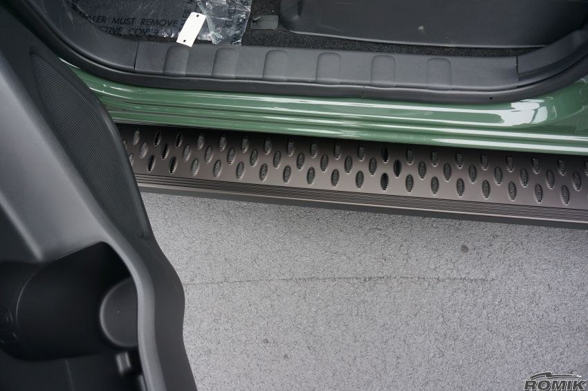 Romik USA Running Board, Rpd-T Series, Anodized, Black, Aluminum, Unlighted, 500 Pound Capacity, With Mounting Bracket/ Hardware – 81823429