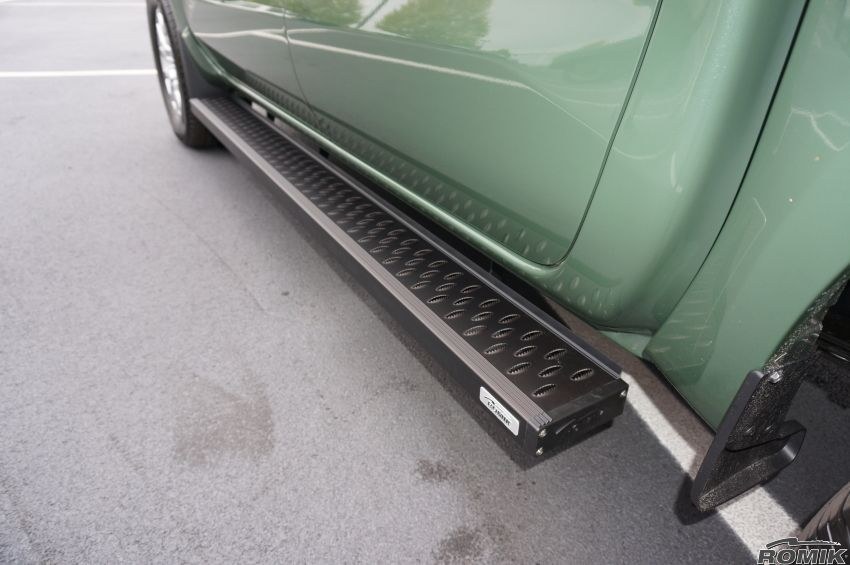 Romik USA Running Board, Rpd-T Series, Anodized, Black, Aluminum, Unlighted, 500 Pound Capacity, With Mounting Bracket/ Hardware – 81823429