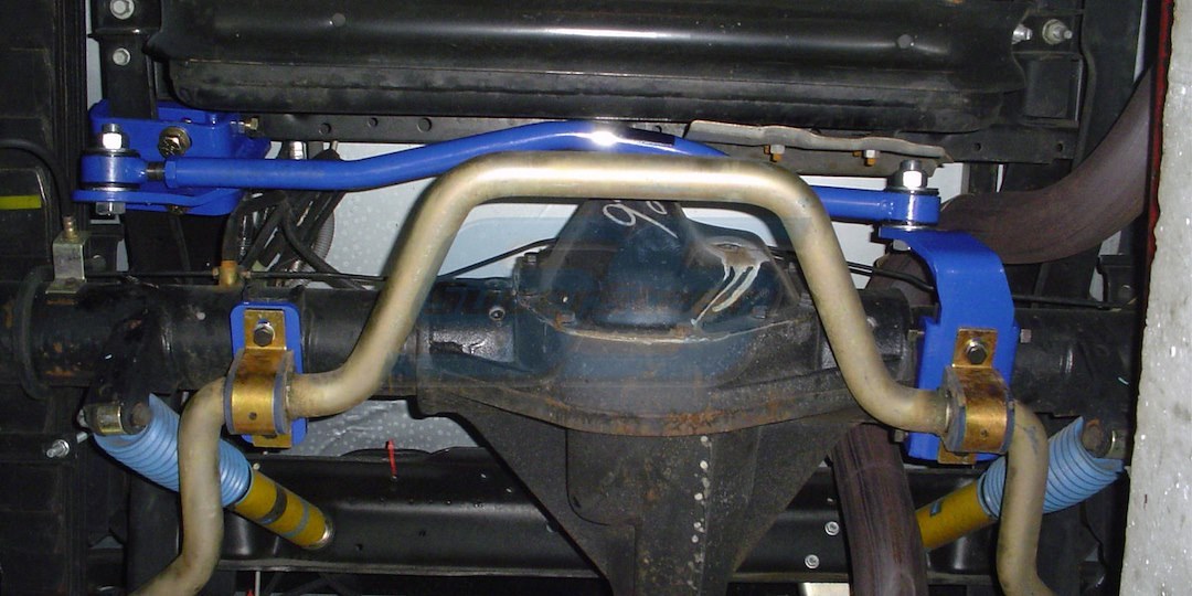 Super Steer Track Bar, Used to Eliminate the Side Shift of the Rear Axle Suspended on OEM Leaf Spring on the E-450 Chassis – SS450