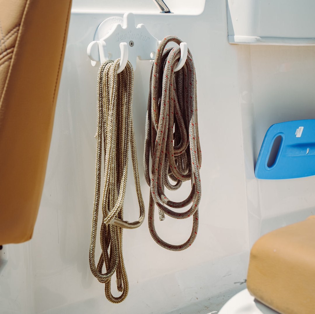 Seasucker Multi Purpose Hook, 4-1/2 Inch Seasucker Vacuum Mount, To Hang Hose/ Rope and Backpack, 6 Inch Wide, White, Single – SM2860W