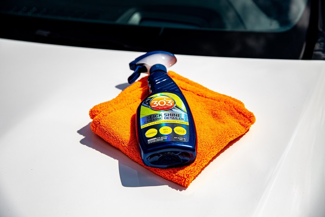 303 Products Detailing Spray, Used to Remove Dust/ Fingerprints/ Light Dirt and Water Spots to Produce Slick Shine, 16 Ounce – 30265