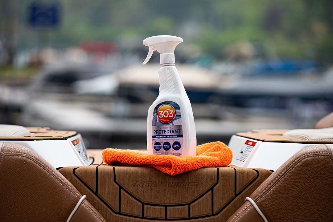 303 Products Vinyl Protectant, Aerospace Protectant ™, 32 Ounce, 1 Spray Bottle – 30306