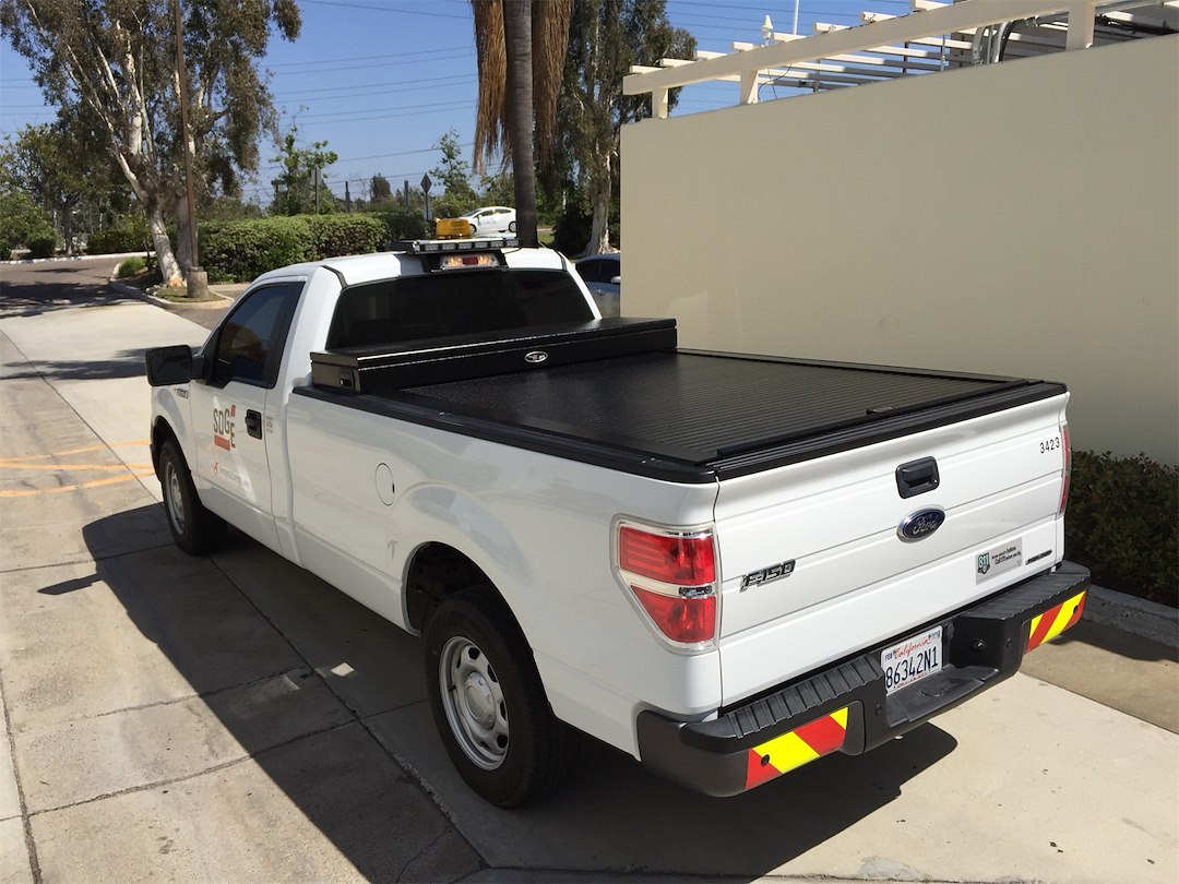 Truck Covers Tonneau Cover, American Work Cover, Hard Manual Retractable, Low Profile, Textured Powder Coated Black, Aluminum, Key Lock – CRT545