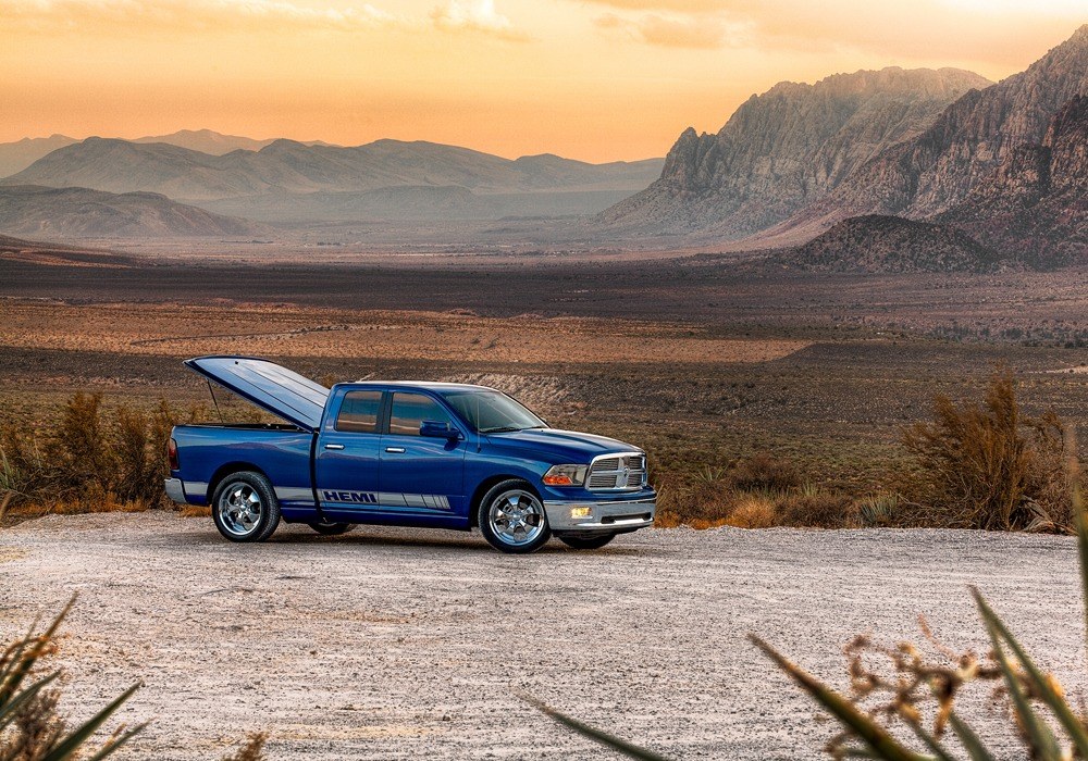 UnderCover Tonneau Cover, Lux Se Series, Tilt-Up, Lockable, Antimatter Blue – Vehicle Color Code Hx, ABS Composite Material – UC2206L-HX