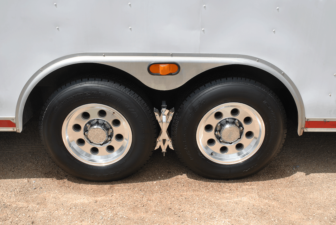 Ultra Fab Wheel Chock, Super Grip, For Use with Tandem Axle Trailers, Scissors Type, Steel, With Ratchet Wrench and Padlock – 21-001091
