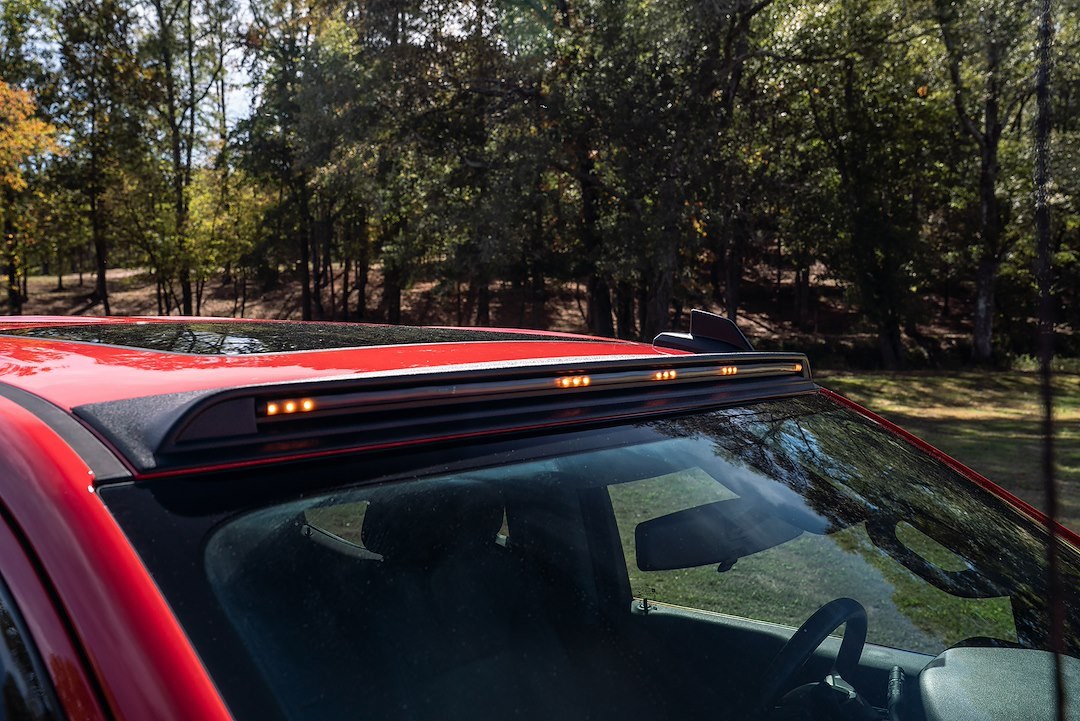 Auto Ventshade Roof Marker Light – LED, Aerocab™, Direct Fit Light Strip with Five Leds, Clear Lens, Amber, Single, Black – 698123