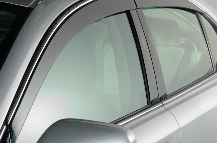 Auto Ventshade Rainguard, Ventvisor, Low Profile, Tape-On, Smoke with Chrome Trim, Acrylic, Set of 4 – 794070