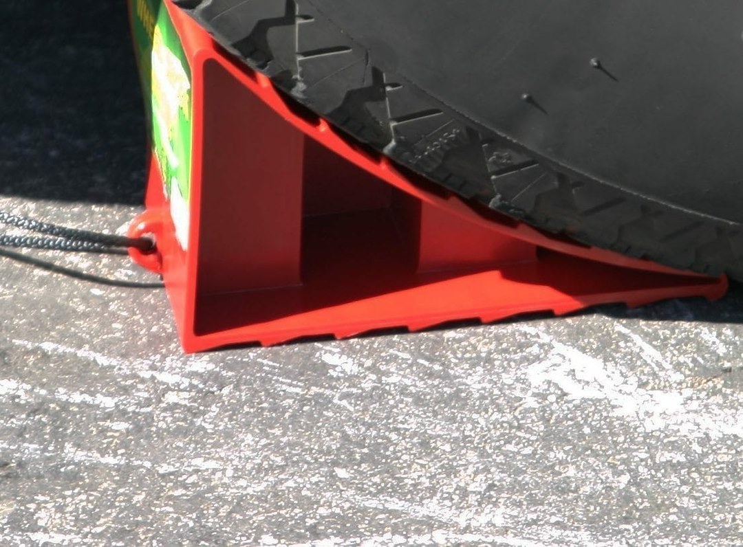 Valterra Wheel Chock, Red, Plastic, Single – A10-0908