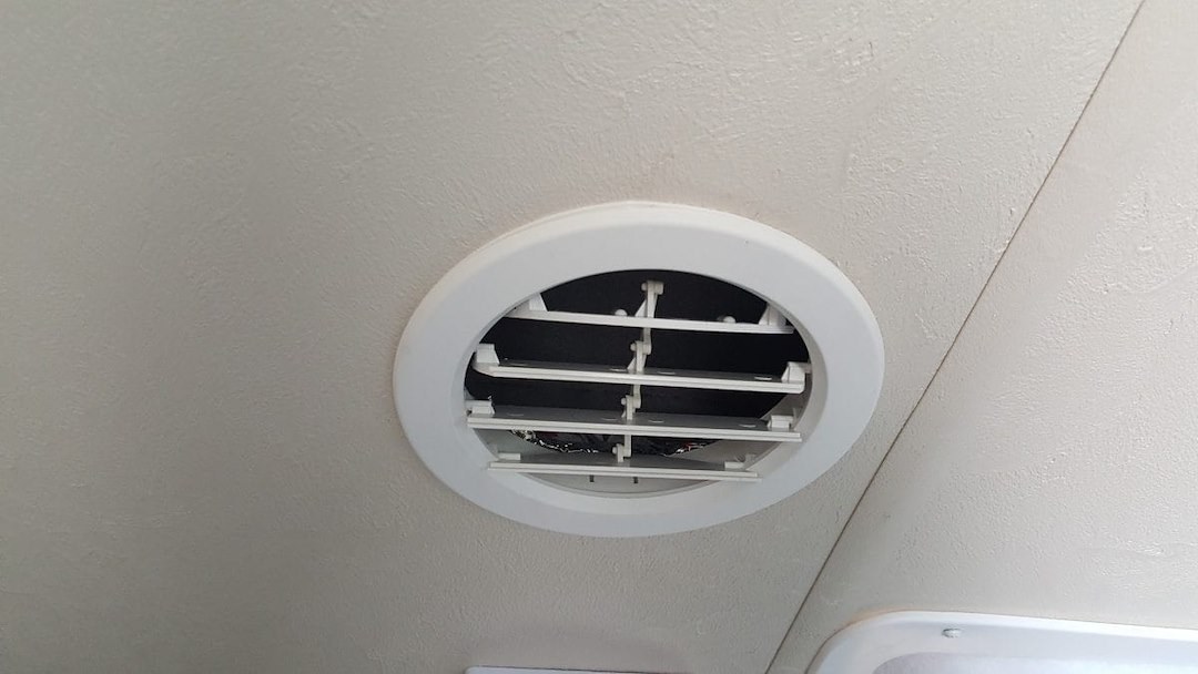Valterra Heating/ Cooling Register, Ceiling Mount, 5 Inch Diameter, 7/8 Inch Collar, 360 Degree Rotating/ Dampered Vane Air Return – A10-3358VP
