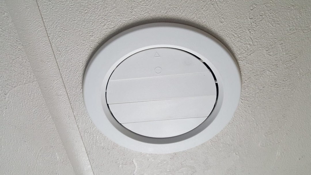 Valterra Heating/ Cooling Register, Ceiling Mount, 5 Inch Diameter, 7/8 Inch Collar, 360 Degree Rotating/ Dampered Vane Air Return – A10-3358VP
