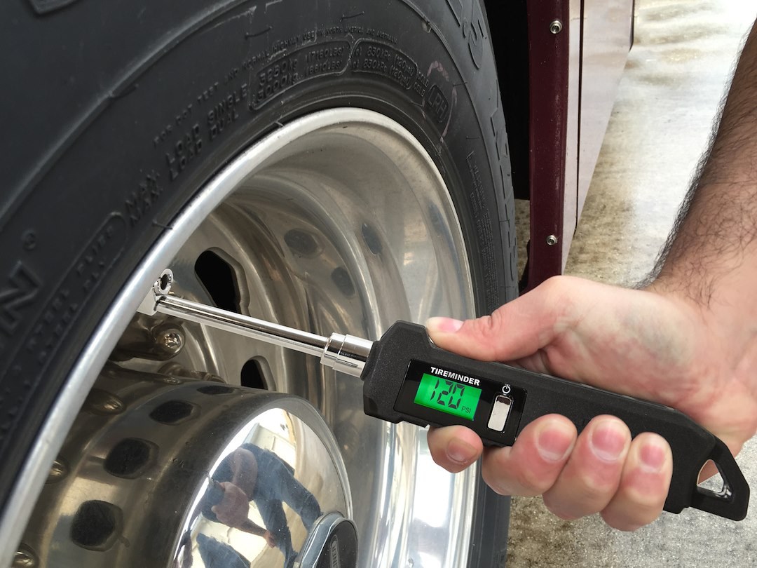 Valterra Tire Pressure Gauge, Interchangeable Dual Heads with Straight and 45 Degree Angle, 10-150 Pounds Per Square Inch (PSI) – TM22286VP