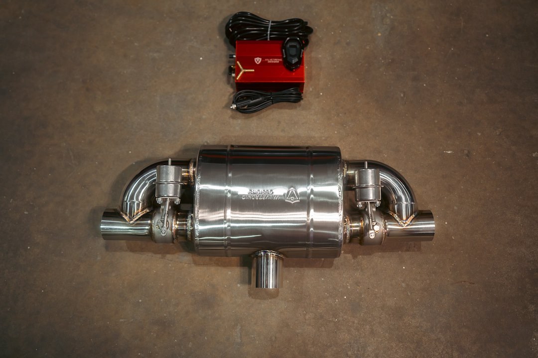 Valvetronic Exhaust Muffler, 11-1/2 Inch Width X 7 Inch Height Oval T304 Stainless Steel Case, T-Style, Single 2-1/2 Inch Inlet – UVM.63MM.TSTYLE.X1