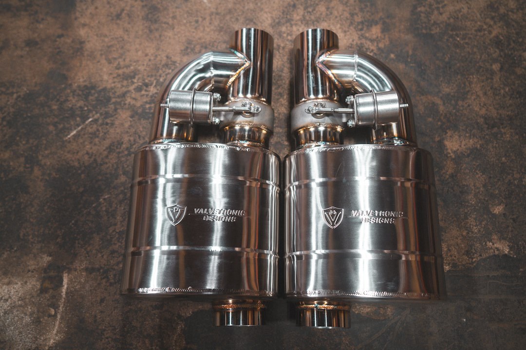 Valvetronic Exhaust Muffler, 8-1/2 Inch Width X 5.8 Inch Height Oval T304 Stainless Steel Case, Single 3 Inch Offset Inlet – UVM.76MM.X2