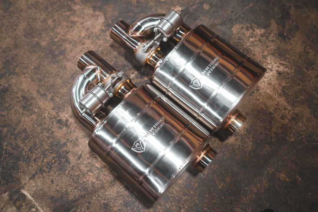 Valvetronic Exhaust Muffler, 8-1/2 Inch Width X 5.8 Inch Height Oval T304 Stainless Steel Case, Single 3 Inch Offset Inlet – UVM.76MM.X2