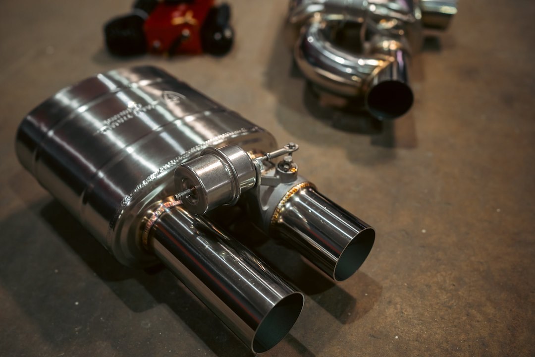 Valvetronic Exhaust Muffler, 8-1/2 Inch Length X 8-1/2 Inch Width X 5.8 Inch Height Oval T304 Stainless Steel Case – UVM.76MM.DUALOUT.X1