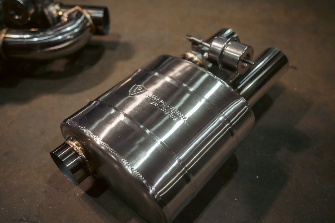 Valvetronic Exhaust Muffler, 8-1/2 Inch Length X 8-1/2 Inch Width X 5.8 Inch Height Oval T304 Stainless Steel Case – UVM.76MM.DUALOUT.X1