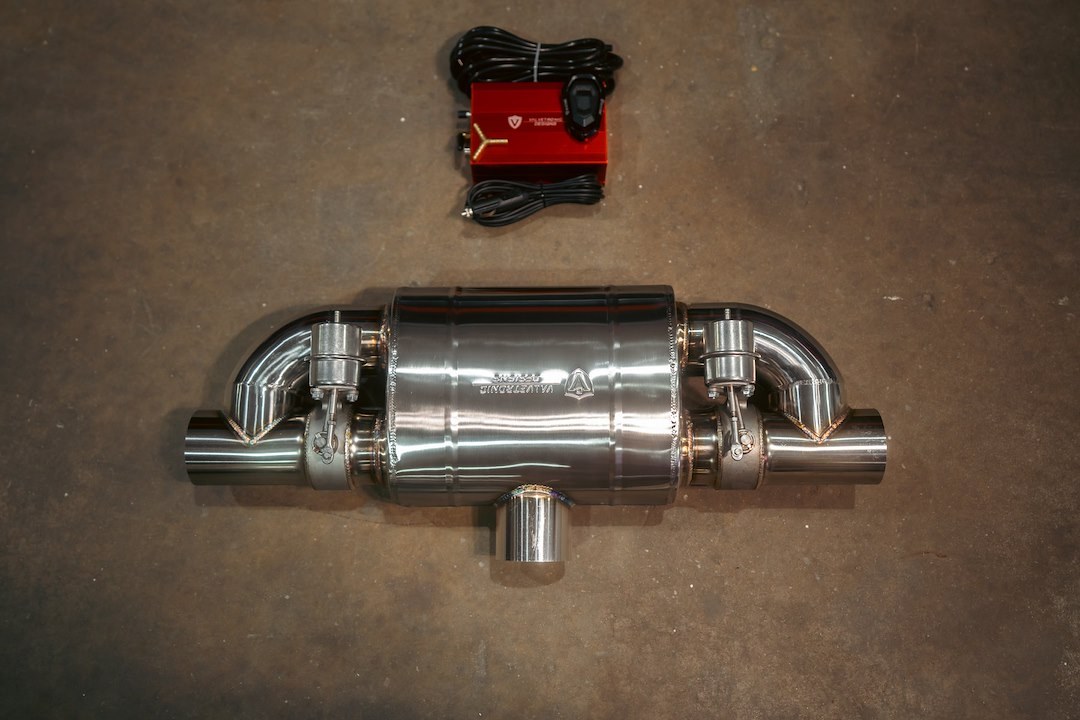 Valvetronic Exhaust Muffler, 11-1/2 Inch Width X 7 Inch Height Oval T304 Stainless Steel Case, T-Style, Single 3 Inch Inlet – UVM.76MM.TSTYLE.X1