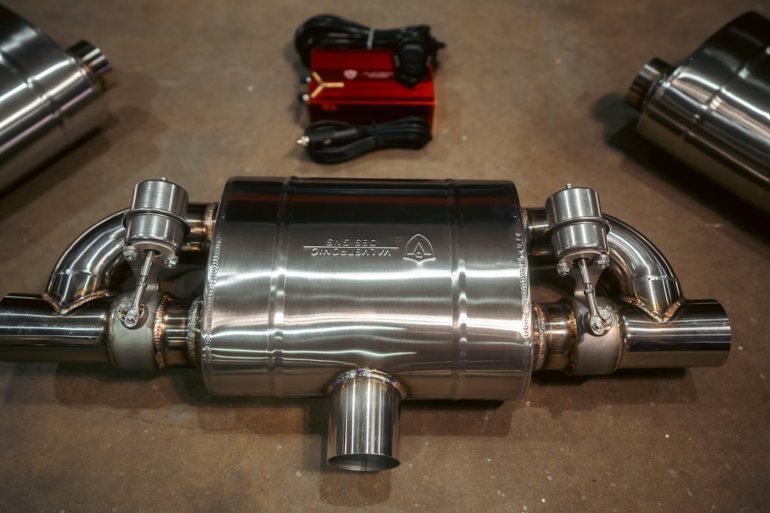 Valvetronic Exhaust Muffler, 11-1/2 Inch Width X 7 Inch Height Oval T304 Stainless Steel Case, T-Style, Single 3 Inch Inlet – UVM.76MM.TSTYLE.X1