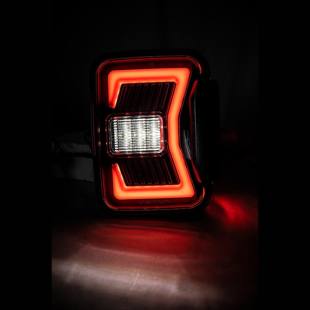 Winjet Tail Light Assembly, Clear Lens, Gloss Black ABS Plastic Housing, Red Brake Light and Sequential Turn Light – CTRNG0668-GBC-SQ