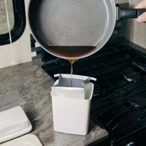 Camco Used Cooking Grease Container, With 3 Disposable Foil Lined Bags, With Lid, Free Standing, With English/ French Language Packaging – 42282